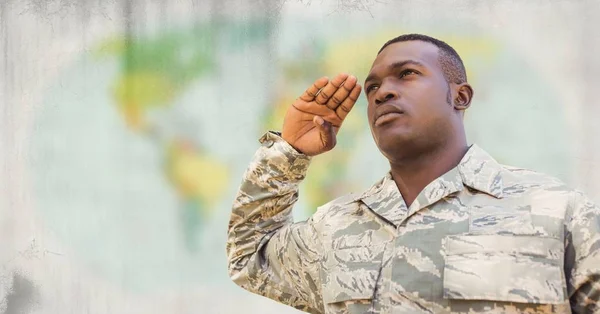 Voják zdravit proti rozmazání mapa — Stock fotografie