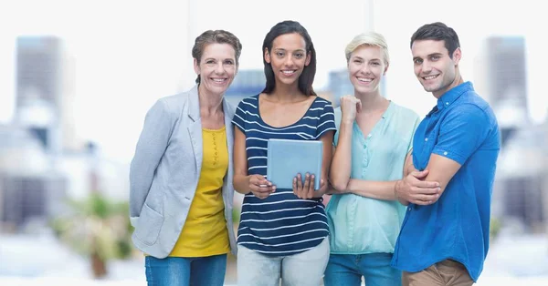 Geschäftsleute mit Tablet-PC — Stockfoto