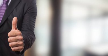 İşadamı el başparmak yukarı