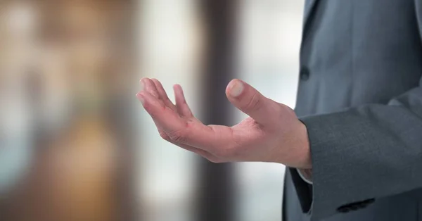 Empresario ofreciendo la mano — Foto de Stock