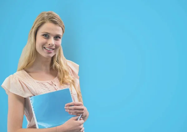 Mujer sosteniendo libro —  Fotos de Stock