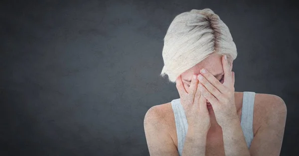 Mujer llorando en las manos sobre fondo gris con superposición grunge — Foto de Stock