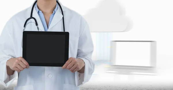 Lekarz w połowie sekcji z tabletka przed ekrany rozmazane — Zdjęcie stockowe