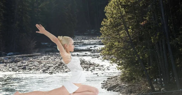 Mujer realizando yoga en el bosque — Foto de Stock