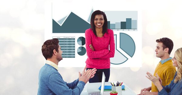 Коллеги аплодируют деловой женщине
