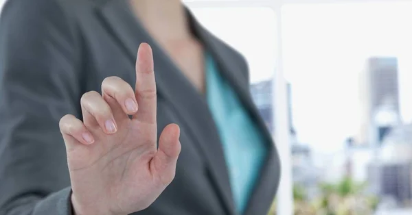 Mujer de negocios tocando la pantalla imaginaria —  Fotos de Stock