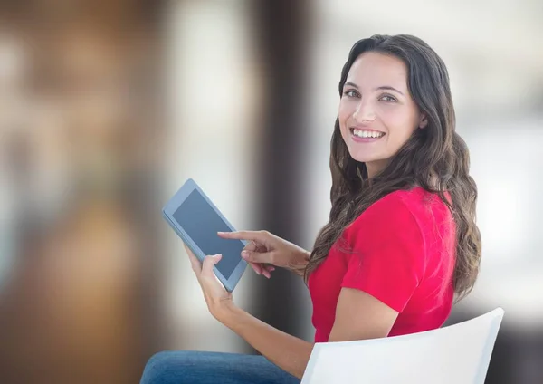 Mulher sorrindo ao usar tablet PC — Fotografia de Stock