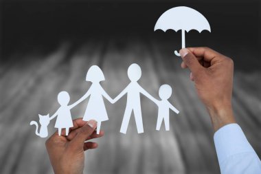 bir şemsiye ve bir aile kağıt tutan el