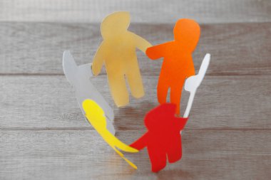 Tablo üzerinde daire oluşturan renkli kağıt rakamlar