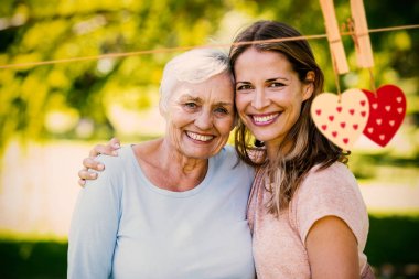 mutlu anne ve kızı ayakta