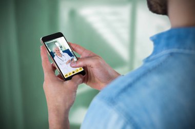 Cep telefonu kullanan adam