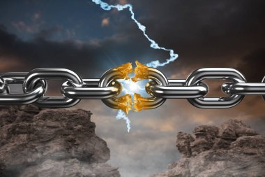 kırık gümüş metal zincir 