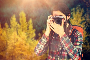 dijital kameradan fotoğraf çekme uzun yürüyüşe çıkan kimse