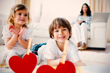 evde çizim kardeşler