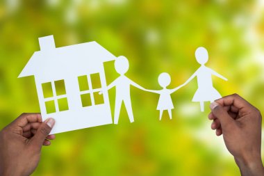 Kağıt onun evinde ailesiyle holding eller