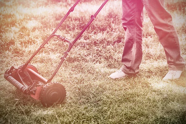 Mann mit Rasenmäher auf Gras — Stockfoto