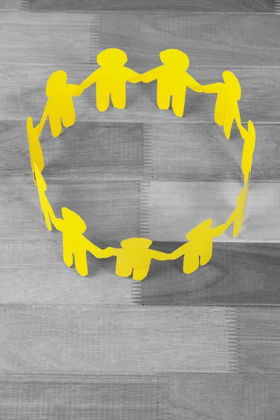 Жёлтая бумага вырезает фигуры из круга на столе — стоковое фото