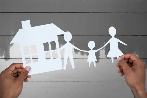 Houden van een familie met haar huis in papier — Stockfoto