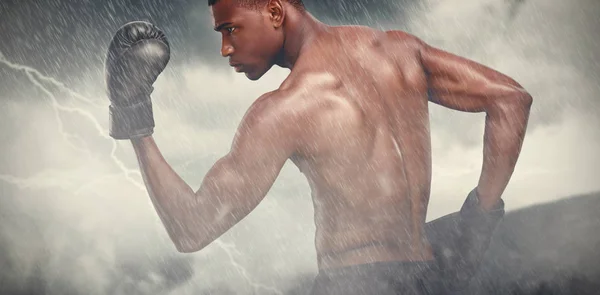 М'язовий боксер проти бризок — стокове фото