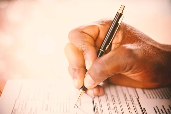 Man signing insurance document — Stock Photo, Image