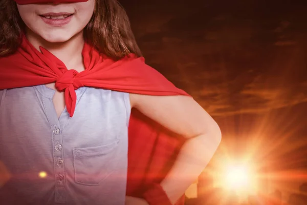 Küçük kız bir süper kahraman gibi davranmaya — Stok fotoğraf