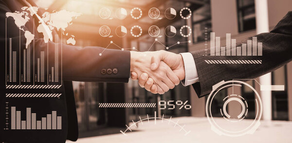 Деловые коллеги пожимают руки
