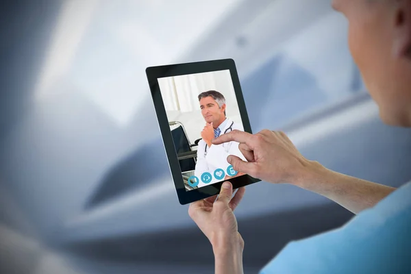 Ošetřovatel pomocí digitálních tabletu — Stock fotografie