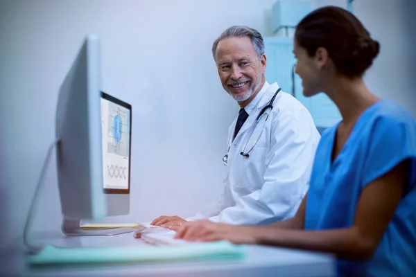 Sonriente médico masculino con enfermera —  Fotos de Stock