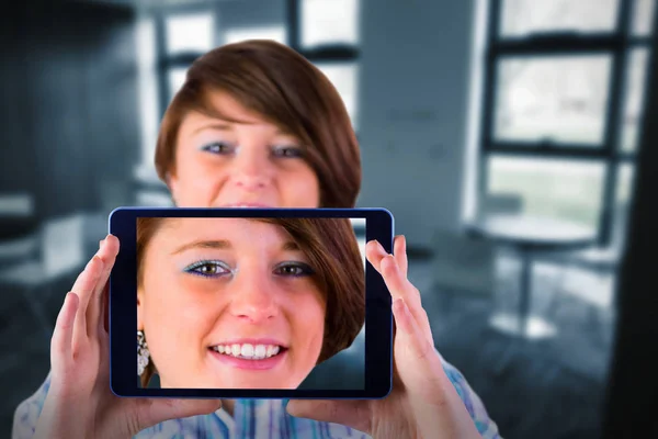 Imagem composta de retrato de mulher mostrando tablet digital — Fotografia de Stock