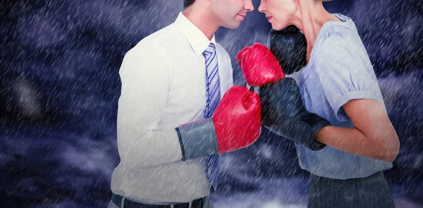 Mensen uit het bedrijfsleven dragen en boksen rode handschoenen — Stockfoto