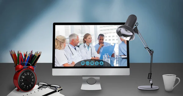 Ordenador con foto de médicos en pantalla —  Fotos de Stock