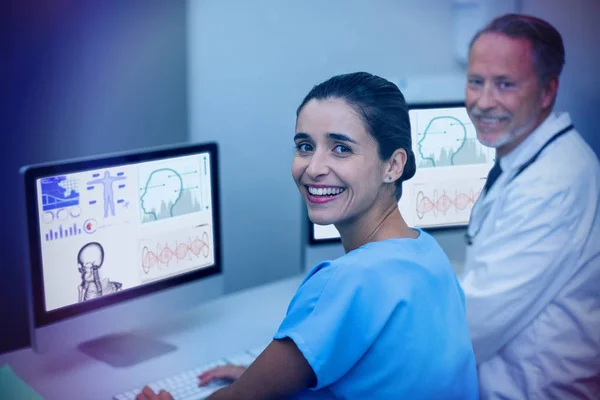 Médico e enfermeiro trabalhando no computador — Fotografia de Stock