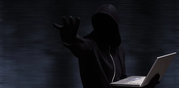 Image composite d'un pirate tenant un ordinateur portable tout en faisant un geste — Photo