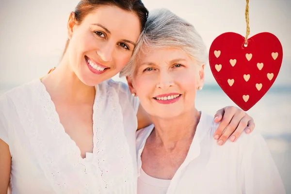 Sonriente hija con su madre — Foto de Stock