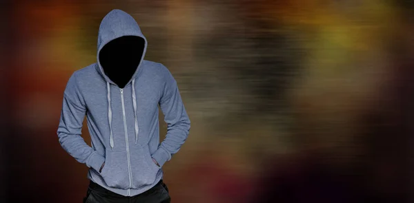 Rånare i grå hoodie med händerna i fickorna — Stockfoto