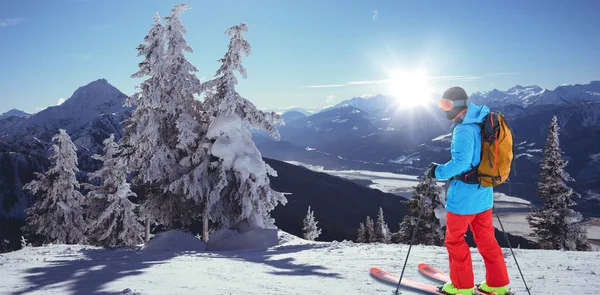 Sciatore con zaino giallo sci — Foto Stock