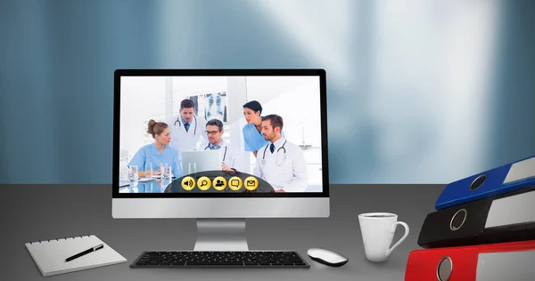 Ordenador con foto de médicos en pantalla — Foto de Stock