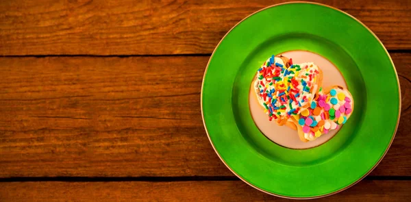 Biscuits en forme de coeur dans une assiette sur une planche de bois — Photo