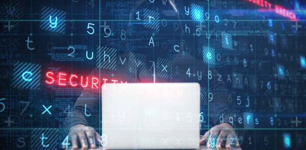 Композиция серьезного хакера-мужчины с ноутбуком
 