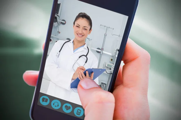 Vrouw met haar mobiele telefoon — Stockfoto