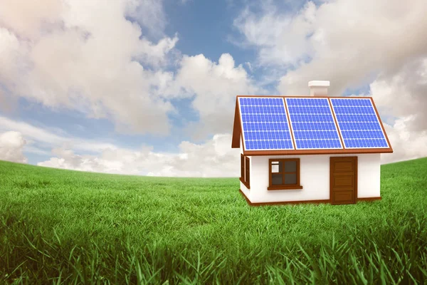 3D дом с солнечными панелями — стоковое фото