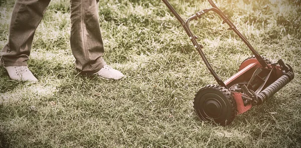 Çim biçme makinesi çimenlerin üzerinde olan adam — Stok fotoğraf