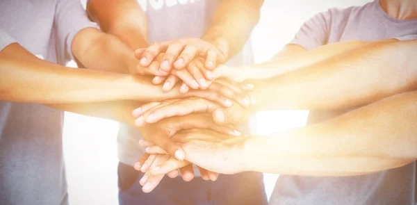 Equipo apila sus manos — Foto de Stock