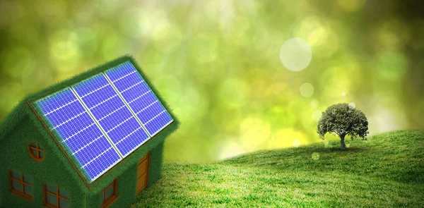 Небольшая модель зеленого дома с солнечными панелями — стоковое фото
