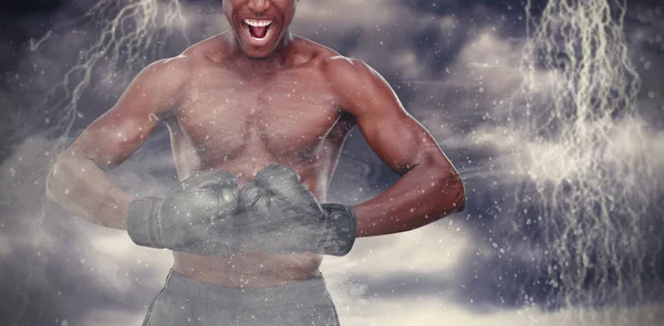 Boxeador muscular contra salpicaduras —  Fotos de Stock