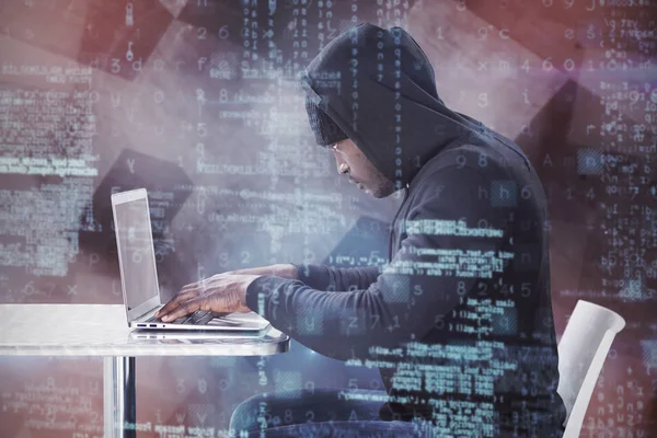 Widok z boku mężczyzna Hacker za pomocą laptopa — Zdjęcie stockowe