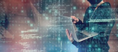 kadın hacker laptop ve kredi kartı kullanarak