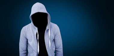 soyguncu giyen gri hoodie