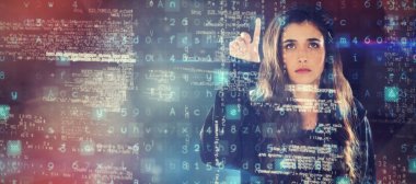 Kadın hacker dijital ekran kullanarak bileşik görüntü