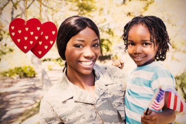 mutlu anne oğlu Park'ta taşıyan